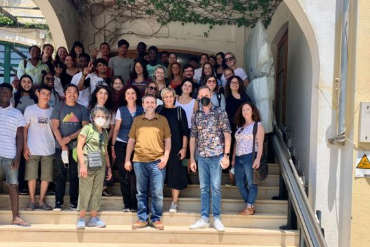 Η τοπική κοινωνία έχει αγκαλιάσει τα προσφυγόπουλα που πέρασαν από το κέντρο φιλοξενίας